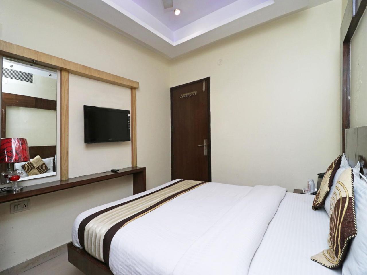 Hotel Guruvas Inn "Vaccinated Staff" New Delhi Ngoại thất bức ảnh